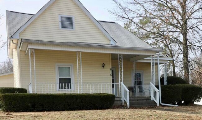Front - 615 Mulberry St