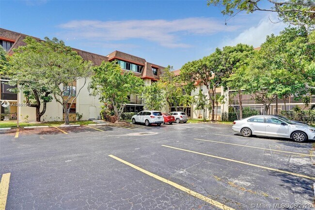 Foto del edificio - 671 NE 195th St