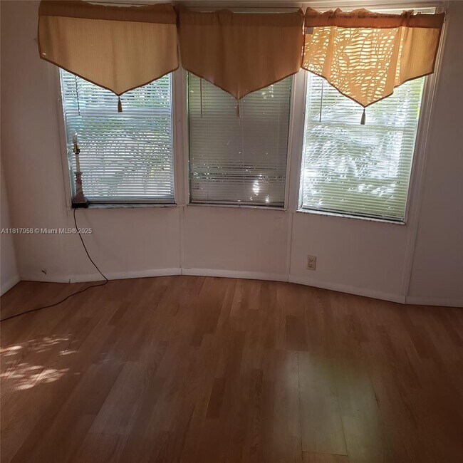 Foto del edificio - 2550 SW 18th Terrace