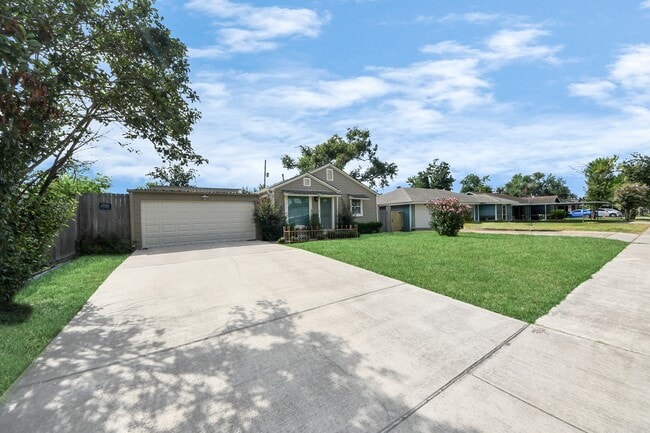 Building Photo - 2322 Haldane Dr