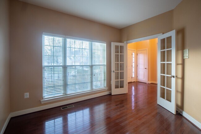 Building Photo - Beautiful 4 Bedroom Upper Level Only Singl...