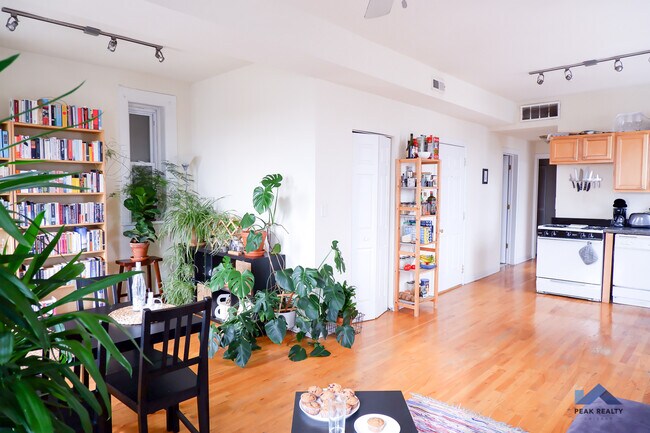 Foto del edificio - 2025 N Damen Ave