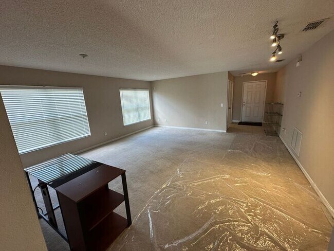 Building Photo - 4 bed 2 bath Lake front home