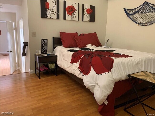 Building Photo - 3 br, 3 bath Townhome - 4432 Emerald St # 16