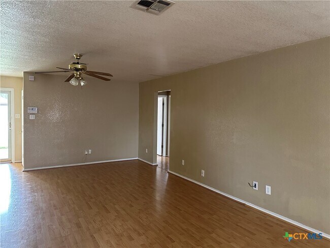 Foto del edificio - 4305 Bowles Dr