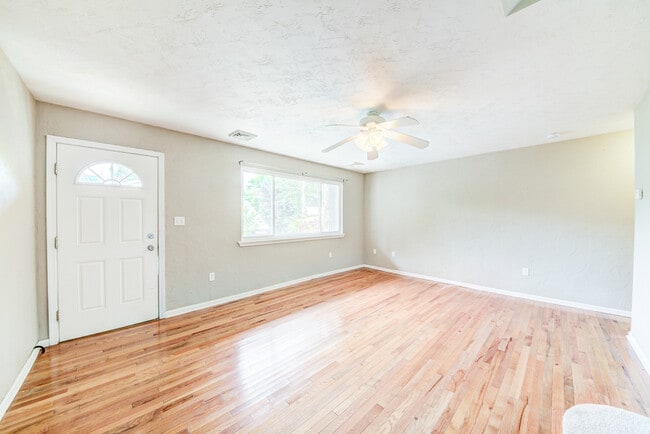 Building Photo - AVAILABLE JULY 2024 - Charming 4 Bedroom H...
