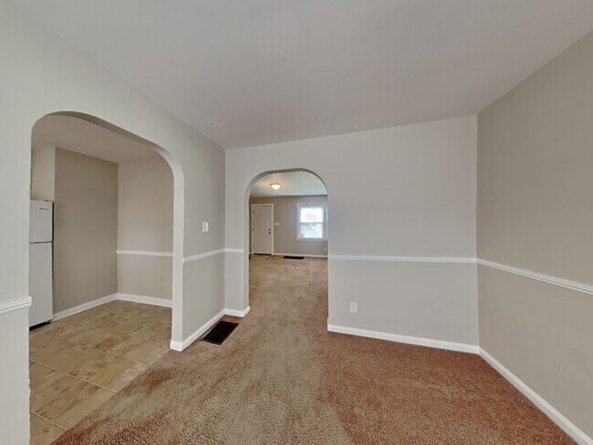 Building Photo - 3 bed 1.5 bath in Indy!