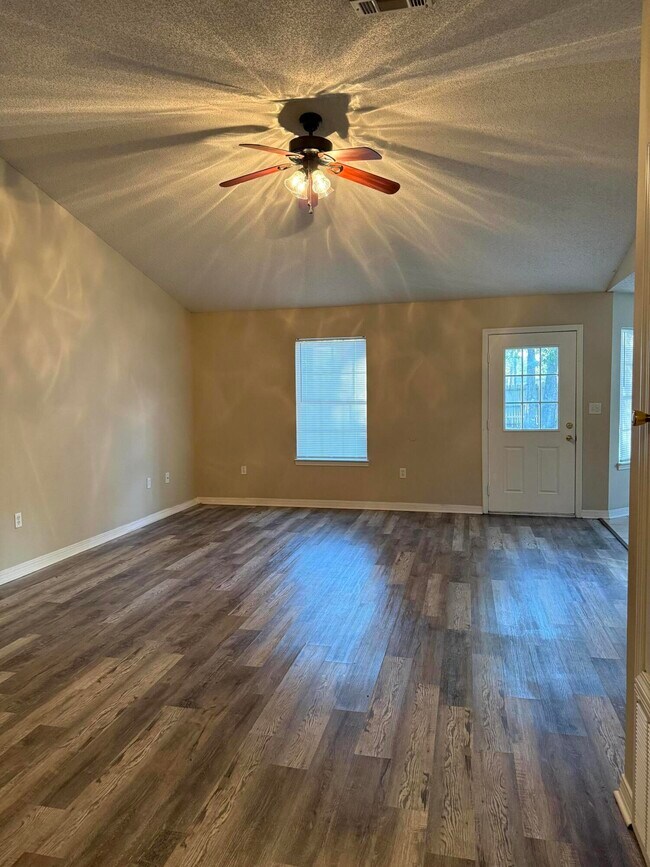 Building Photo - 192 Mary Ln