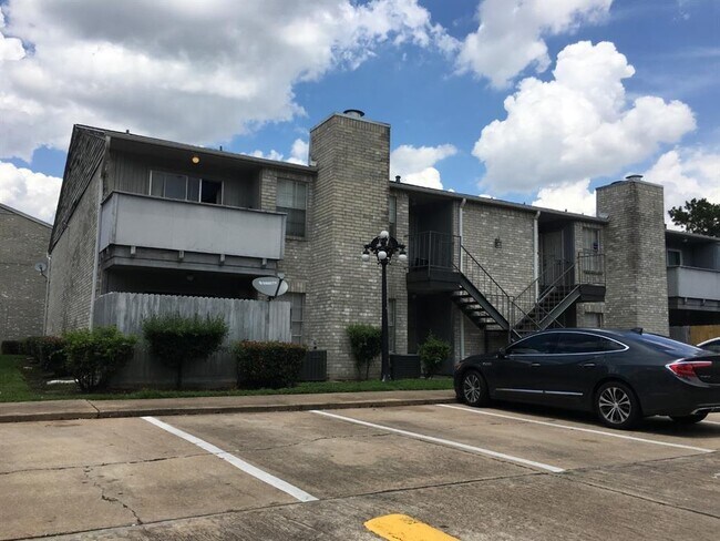 Building Photo - 9700 Leawood Blvd