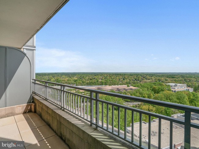 Building Photo - 8220 Crestwood Heights Dr