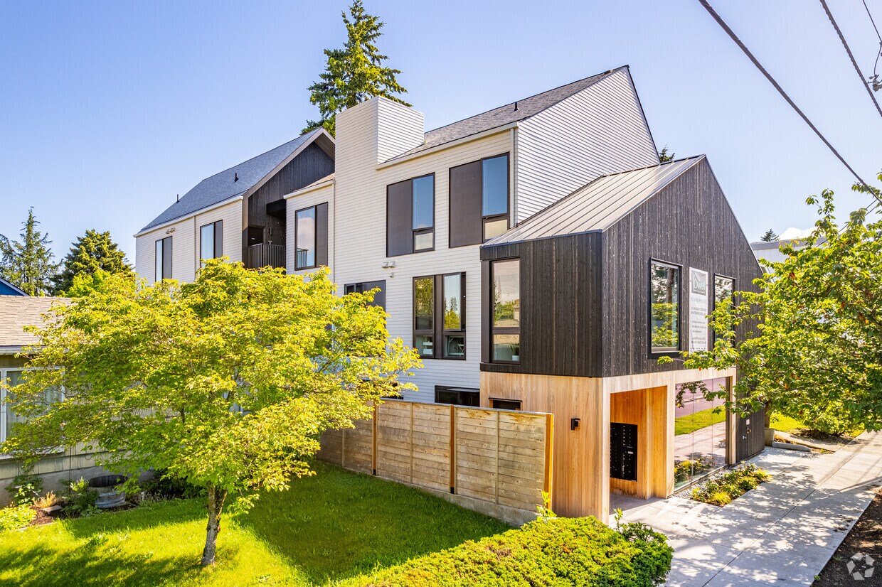 Foto principal - 1825 N Rosa Parks Way