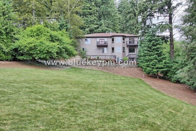 Foto del edificio - 3 Bed, 3.5 Bath Luxury Home with Tri Level...