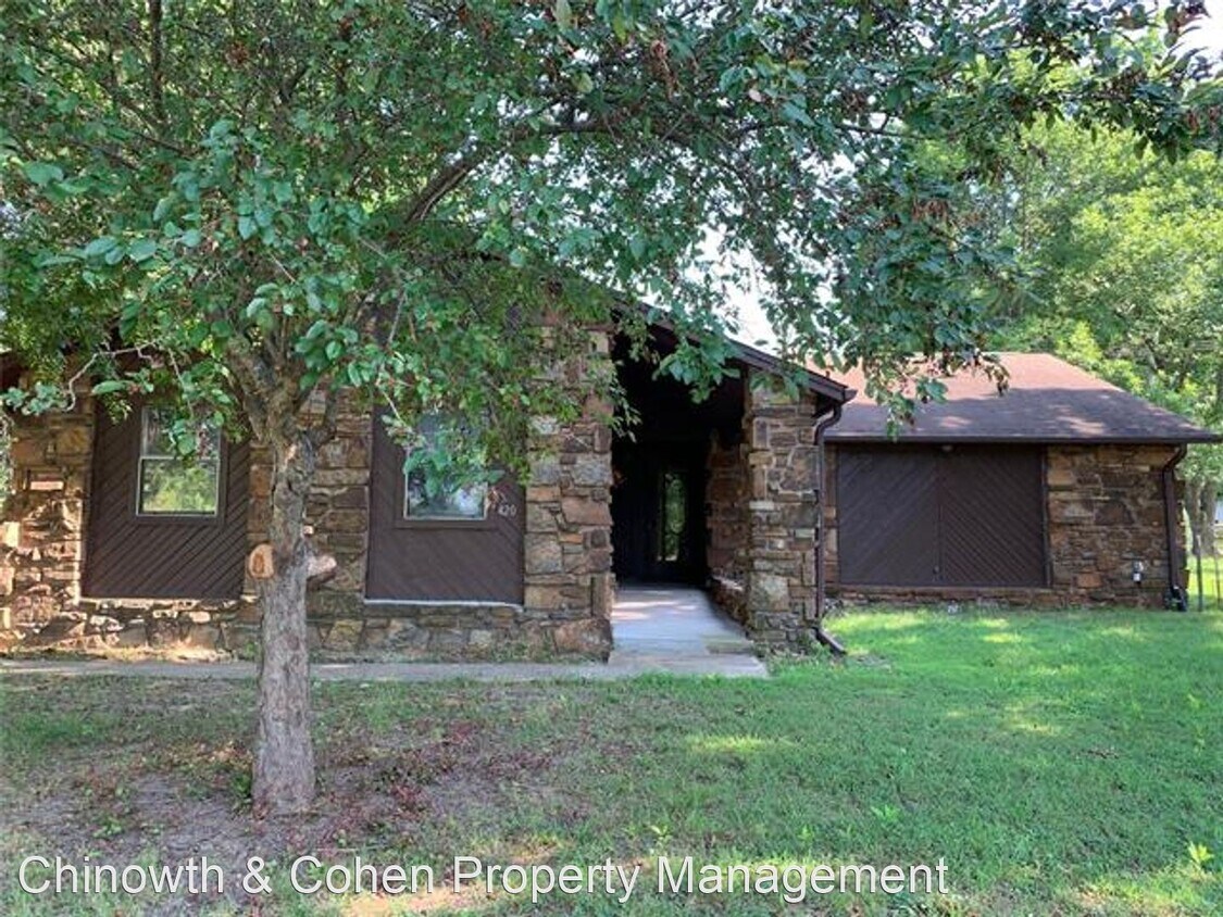 Primary Photo - 3 br, 2 bath House - 420 E Maple St
