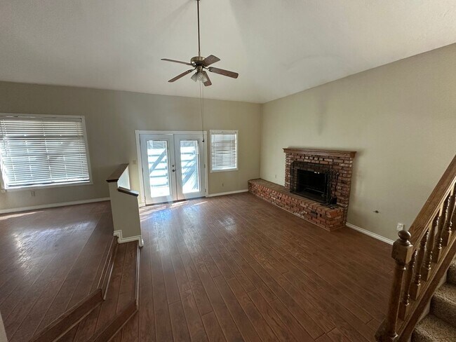 Foto del edificio - Elegant 4-Bedroom, 3-Bath Home in Prime Cul-de-Sac Location