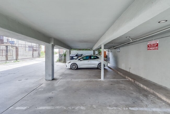 Estacionamiento en la parte trasera - Stylish Mid-Century Building in West Adams...