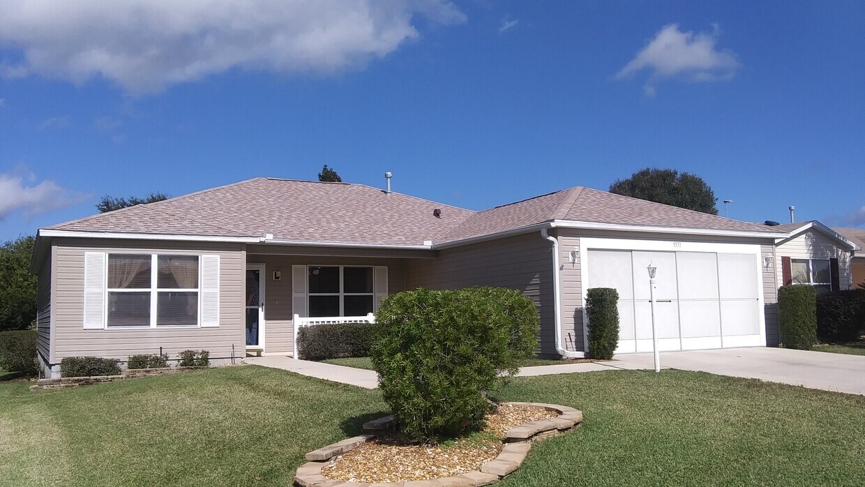 Like New 3 bed 2 bath " Villages" - 3296 Fink St