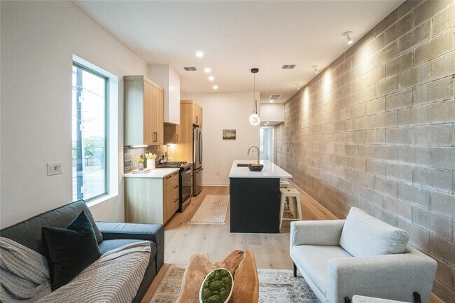 Foto del edificio - 700 Denson Dr