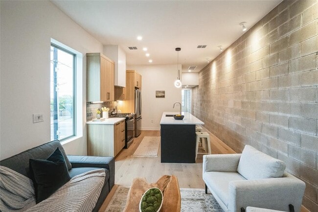 Foto del edificio - 700 Denson Dr