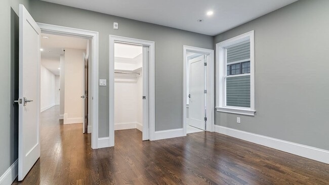 Building Photo - 555 E 5th St