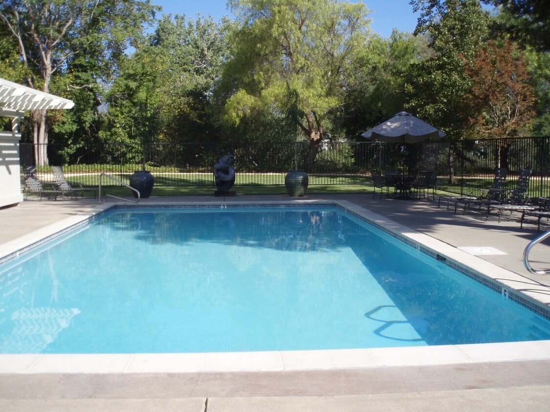 Building Photo - Spacious One Bedroom