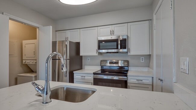 Building Photo - The Crest on Hampton Hollow