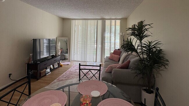 Foto del edificio - 9340 Lagoon Pl
