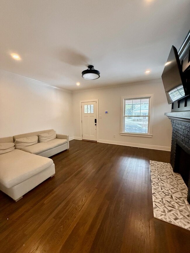 Building Photo - 644 Bellaire Ave