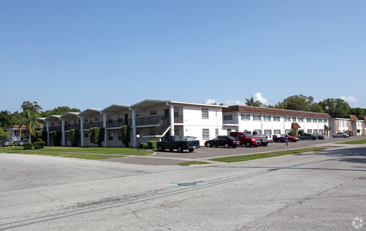 Lennox Court/Regency Apartments Apartments in Clearwater, FL