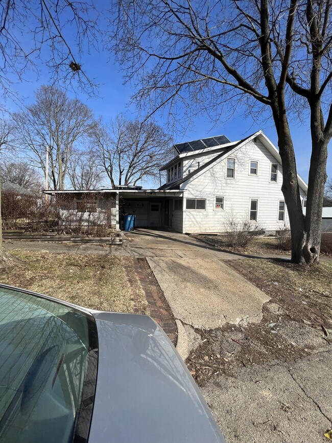 Building Photo - 921 S Ottawa Ave