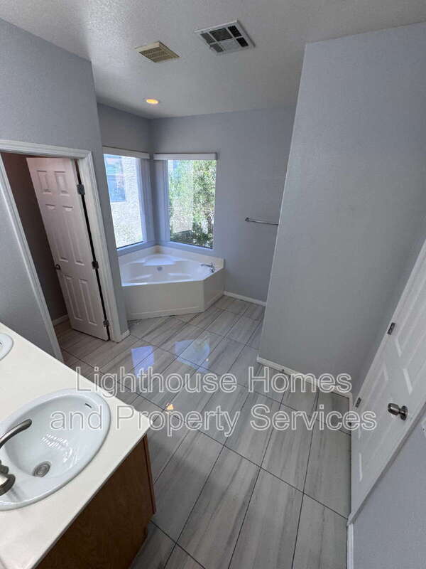 Foto del edificio - 9016 Barnwell Ave