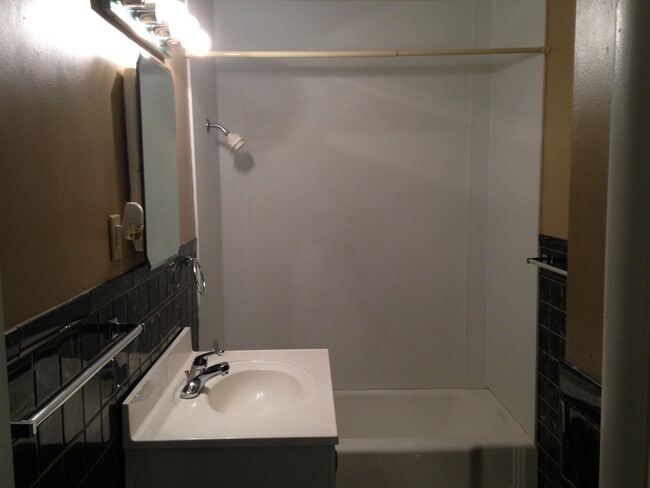 Foto del edificio - Spacious 2 bedroom/1 bath duplex in El Dor...