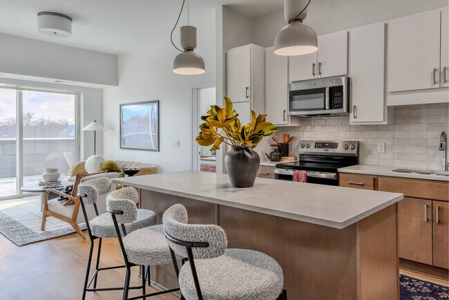 Cocina de diseño en los apartamentos The Hallon II en Hopkins, Minnesota - The Hallon