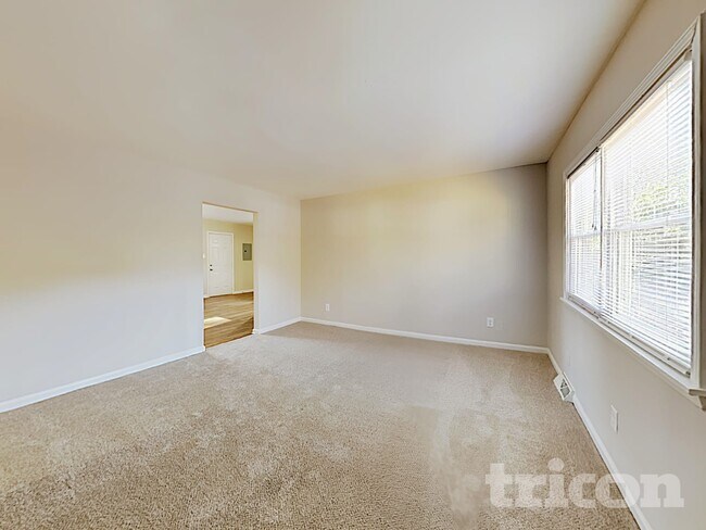 Foto del edificio - 9421 Spruce Pine Pl