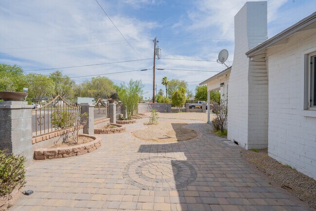 Building Photo - 2646 E WILLETTA ST, PHOENIX AZ