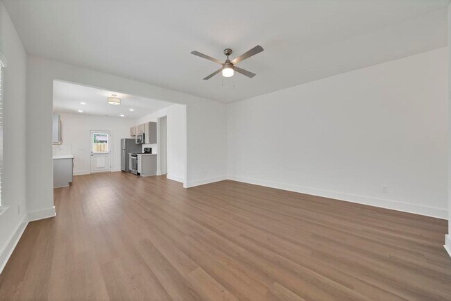 Building Photo - 3 Bedroom Home With Spacious Garage