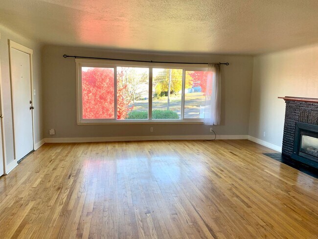 Foto del edificio - Beacon Hill 3 bedroom, 2 bath. 1 car garage with large storage loft.