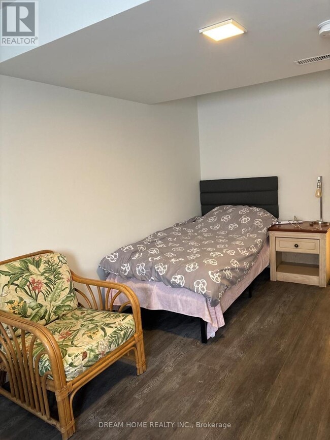 Photo du bâtiment - 850 Clarkson Rd S