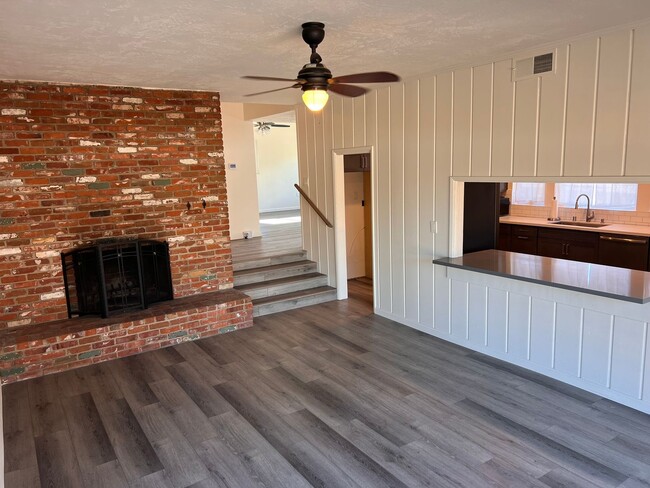 Building Photo - AVAILABLE NOW: Freshly remodeled 4 bedroom...