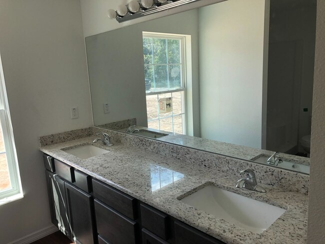 Building Photo - 3 bedroom, 2 bath, 2 car garage home on a ...