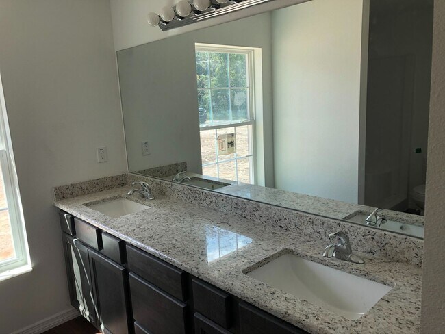 Foto del edificio - 3 bedroom, 2 bath, 2 car garage home on a ...