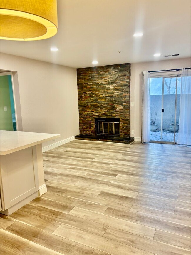 Foto del edificio - Walnut Creek 2 bed 2 bath gorgeous end unit on the first floor with garage!
