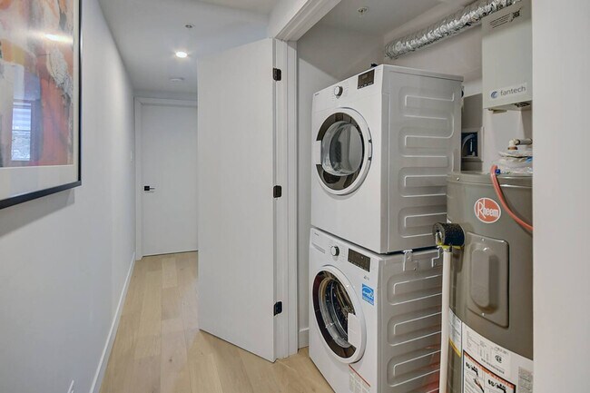 Building Photo - 2320 Rue Sainte-Catherine E