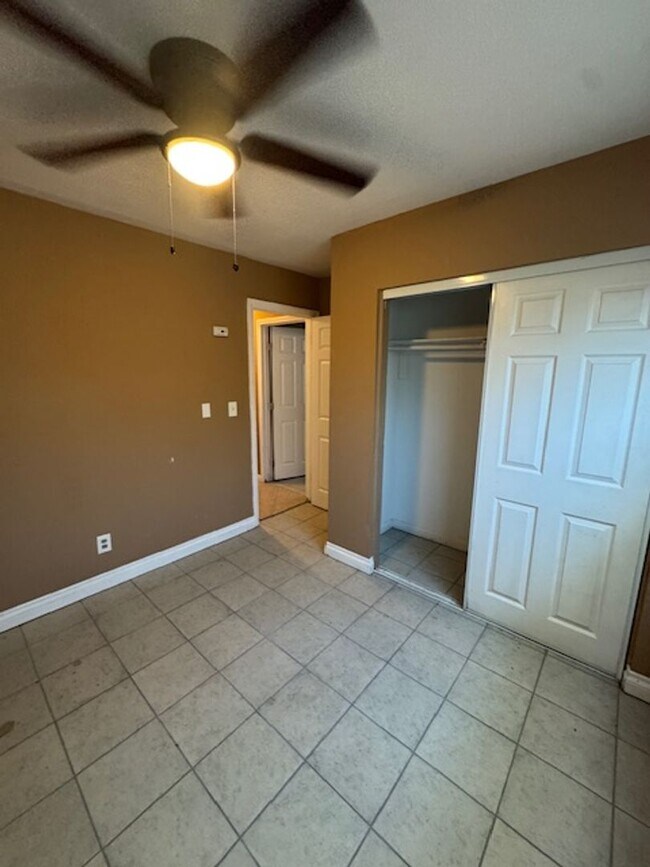 Building Photo - 2 Bedroom 1 Bath in the Best Location in L...