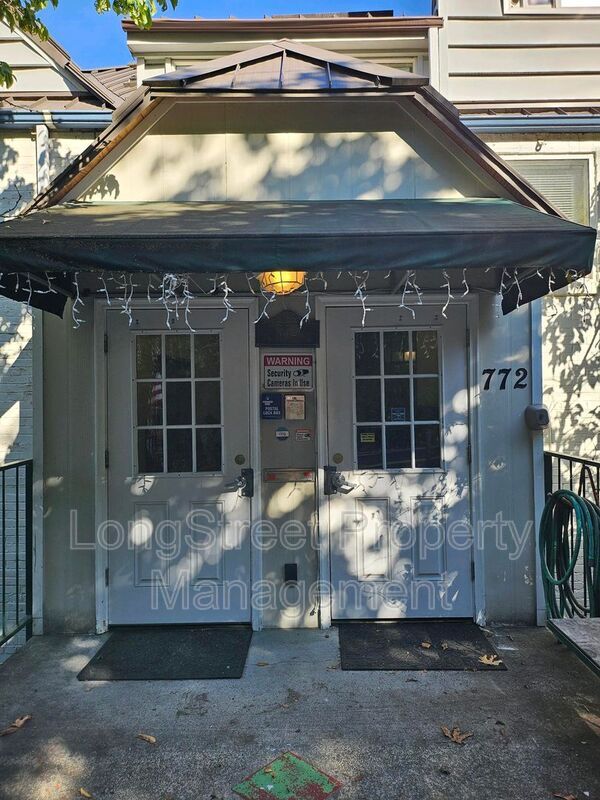 Building Photo - 772 SW Broadway Dr