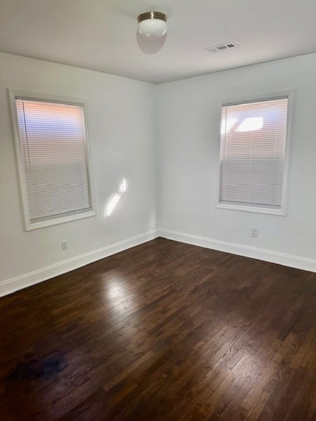 Building Photo - Recently Renovated 2 Bedroom 1 Bath Home A...