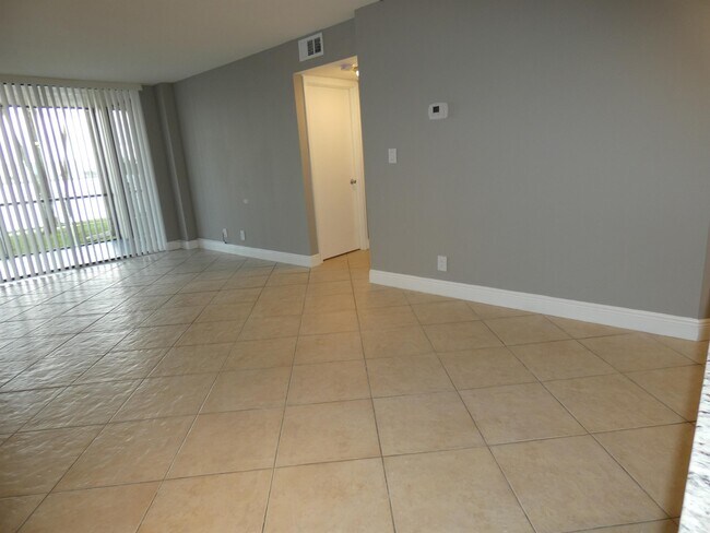 Building Photo - 118 Lake Emerald Dr