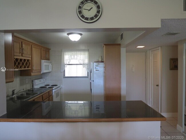 Building Photo - 2322 S Cypress Bend Dr