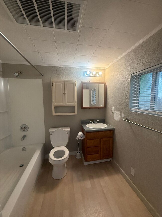 Foto del edificio - Detached 1 Bed 1 Bath ADU Pet Friendly