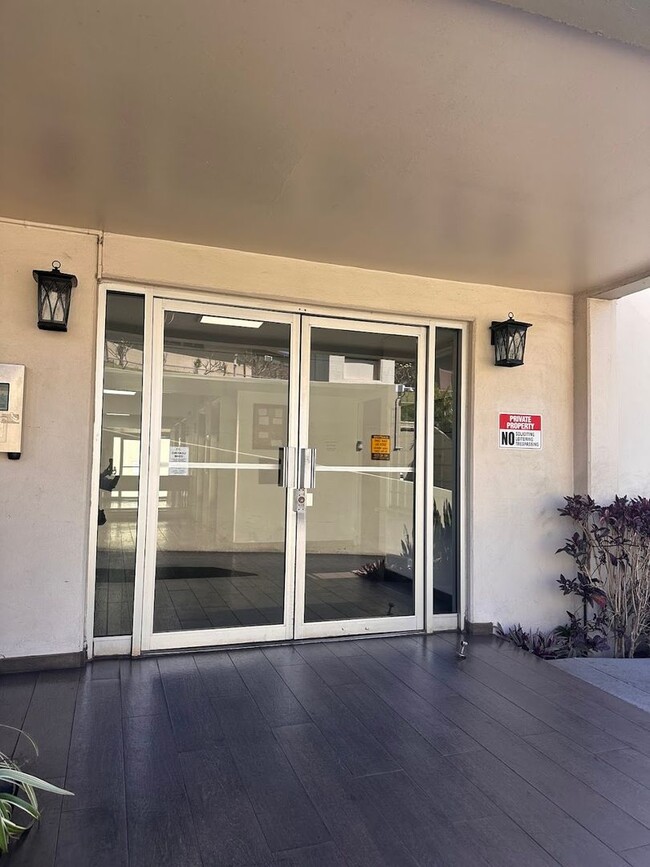 Building Photo - Moanalua Armstrong