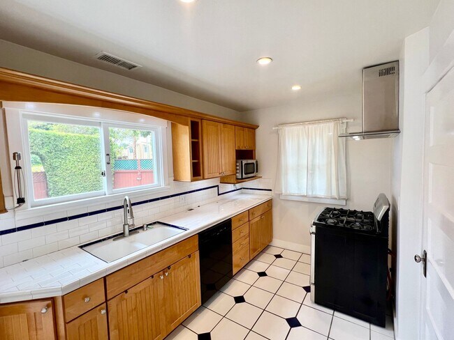 Foto del edificio - 2 bedroom, 2 bathroom Bright and Happy Home Near Downtown Santa Barbara